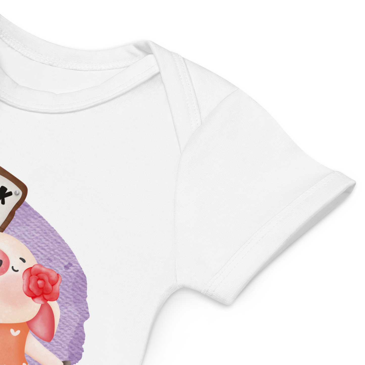 Babybody som ligger flatt, der bildet fokuserer på å vise at skuldrene er omslagslagte. Foto.