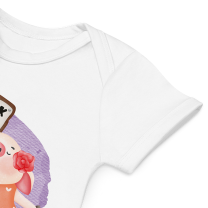 Babybody som ligger flatt, der bildet fokuserer på å vise at skuldrene er omslagslagte. Foto.