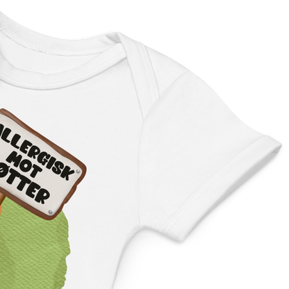 Babybody som ligger flatt, der bildet fokuserer på å vise at skuldrene er omslagslagte. Foto.