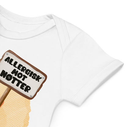 Babybody som ligger flatt, der bildet fokuserer på å vise at skuldrene er omslagslagte. Foto.