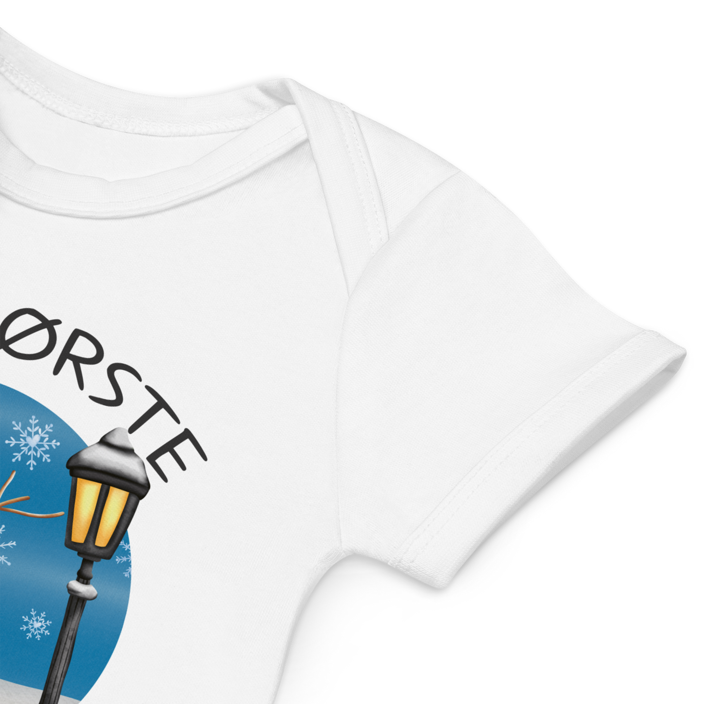 Babybody som ligger flatt, der bildet fokuserer på å vise at skuldrene er omslagslagte. Foto.