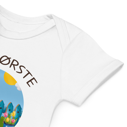 Babybody som ligger flatt, der bildet fokuserer på å vise at skuldrene er omslagslagte. Foto.