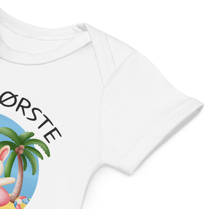 Babybody som ligger flatt, der bildet fokuserer på å vise at skuldrene er omslagslagte. Foto.