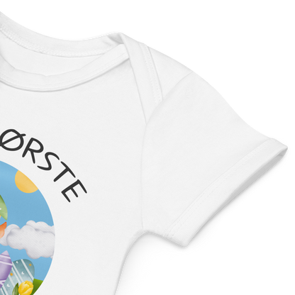 Babybody som ligger flatt, der bildet fokuserer på å vise at skuldrene er omslagslagte. Foto.