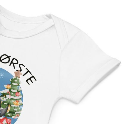 Babybody som ligger flatt, der bildet fokuserer på å vise at skuldrene er omslagslagte. Foto.