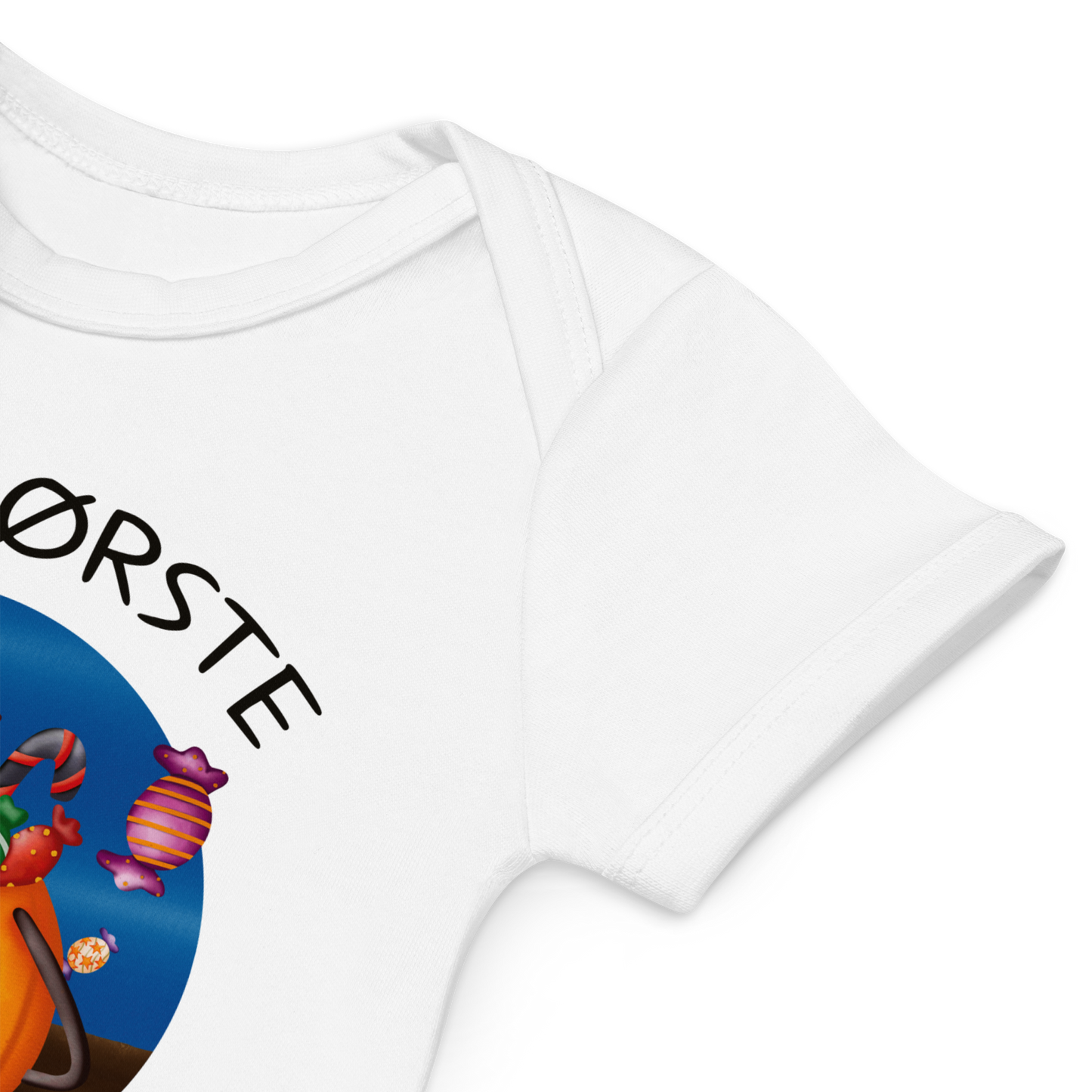 Babybody som ligger flatt, der bildet fokuserer på å vise at skuldrene er omslagslagte. Foto.