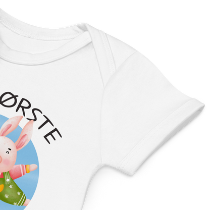 Babybody som ligger flatt, der bildet fokuserer på å vise at skuldrene er omslagslagte. Foto.