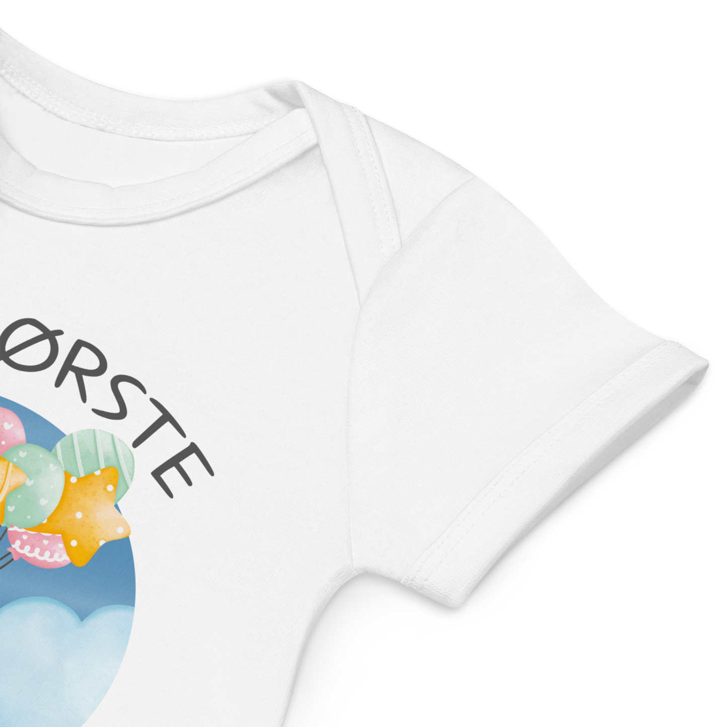 Babybody som ligger flatt, der bildet fokuserer på å vise at skuldrene er omslagslagte. Foto.