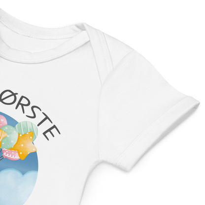 Babybody som ligger flatt, der bildet fokuserer på å vise at skuldrene er omslagslagte. Foto.