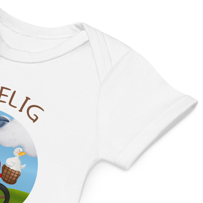 Babybody som ligger flatt, der bildet fokuserer på å vise at skuldrene er omslagslagte. Foto.