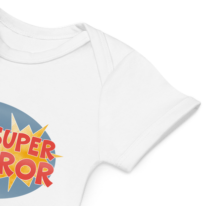 Babybody som ligger flatt, der bildet fokuserer på å vise at skuldrene er omslagslagte. Foto.