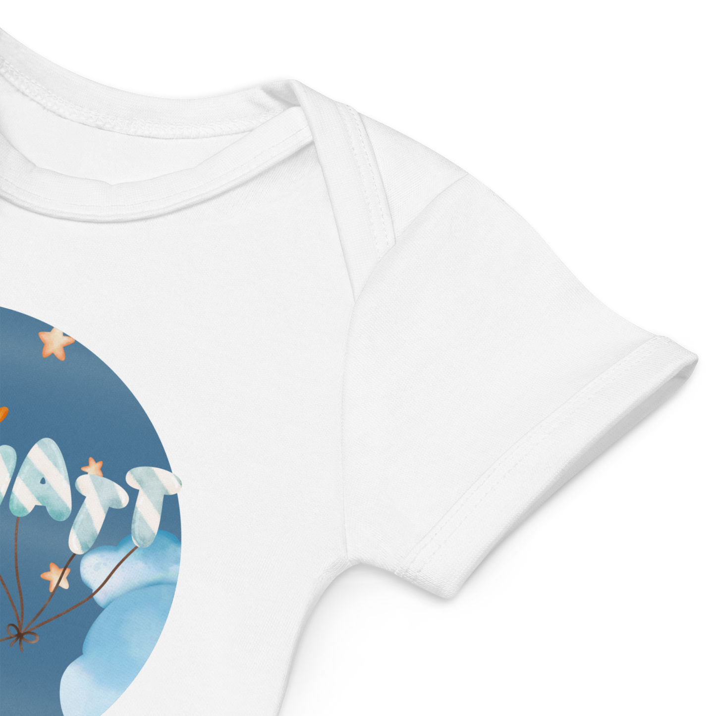 Babybody som ligger flatt, der bildet fokuserer på å vise at skuldrene er omslagslagte. Foto.