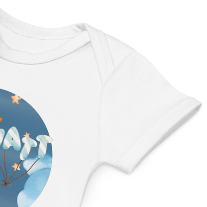 Babybody som ligger flatt, der bildet fokuserer på å vise at skuldrene er omslagslagte. Foto.