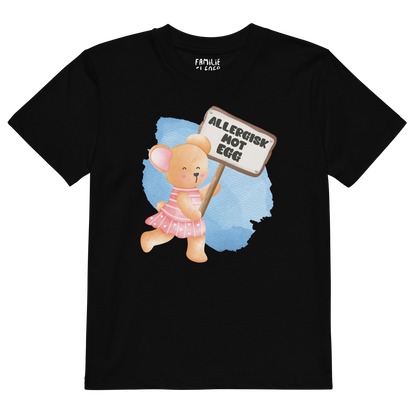 Svart t-skjorte som ligger flatt, med en glad bamse som holder oppe et skilt med teksten "Allergisk mot egg". Foto.