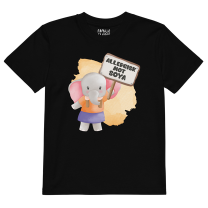 Svart t-skjorte som ligger flatt, med en glad elefant som holder oppe et skilt med teksten "Allergisk mot soya". Foto.