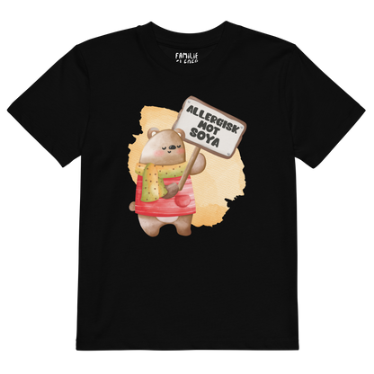 Svart t-skjorte som ligger flatt, med en glad bamse som holder oppe et skilt med teksten "Allergisk mot soya". Foto.