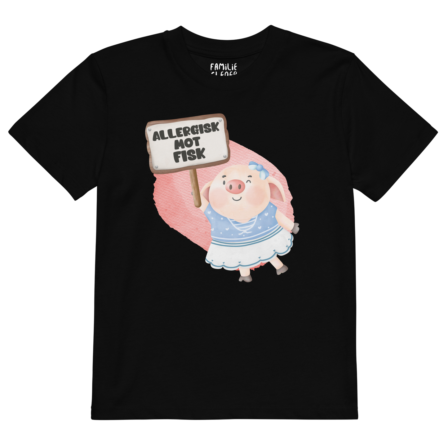 Svart t-skjorte som ligger flatt, med en glad gris som holder oppe et skilt med teksten "Allergisk mot fisk". Foto.