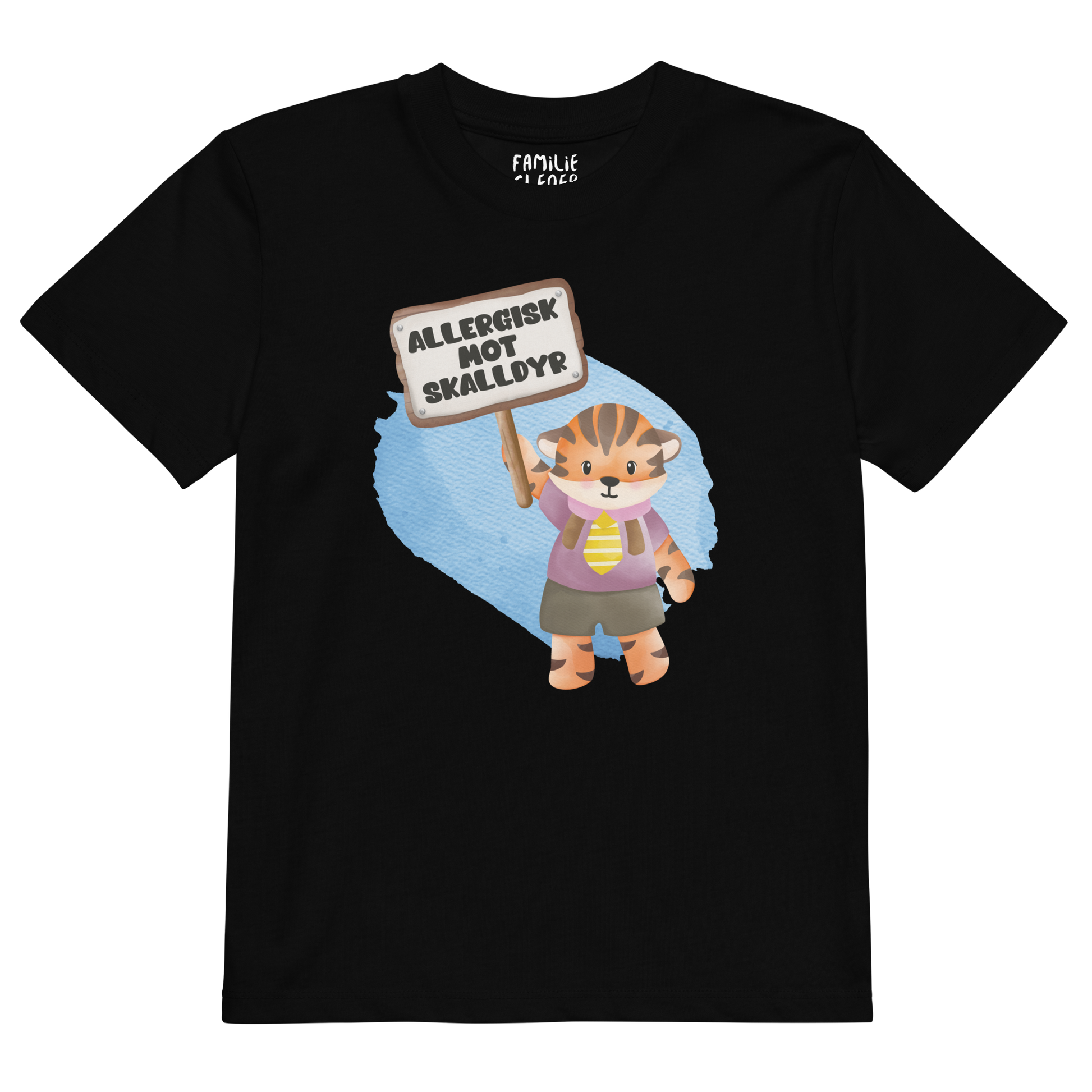Svart t-skjorte som ligger flatt, med en glad tiger som holder oppe et skilt med teksten "Allergisk mot skalldyr". Foto.