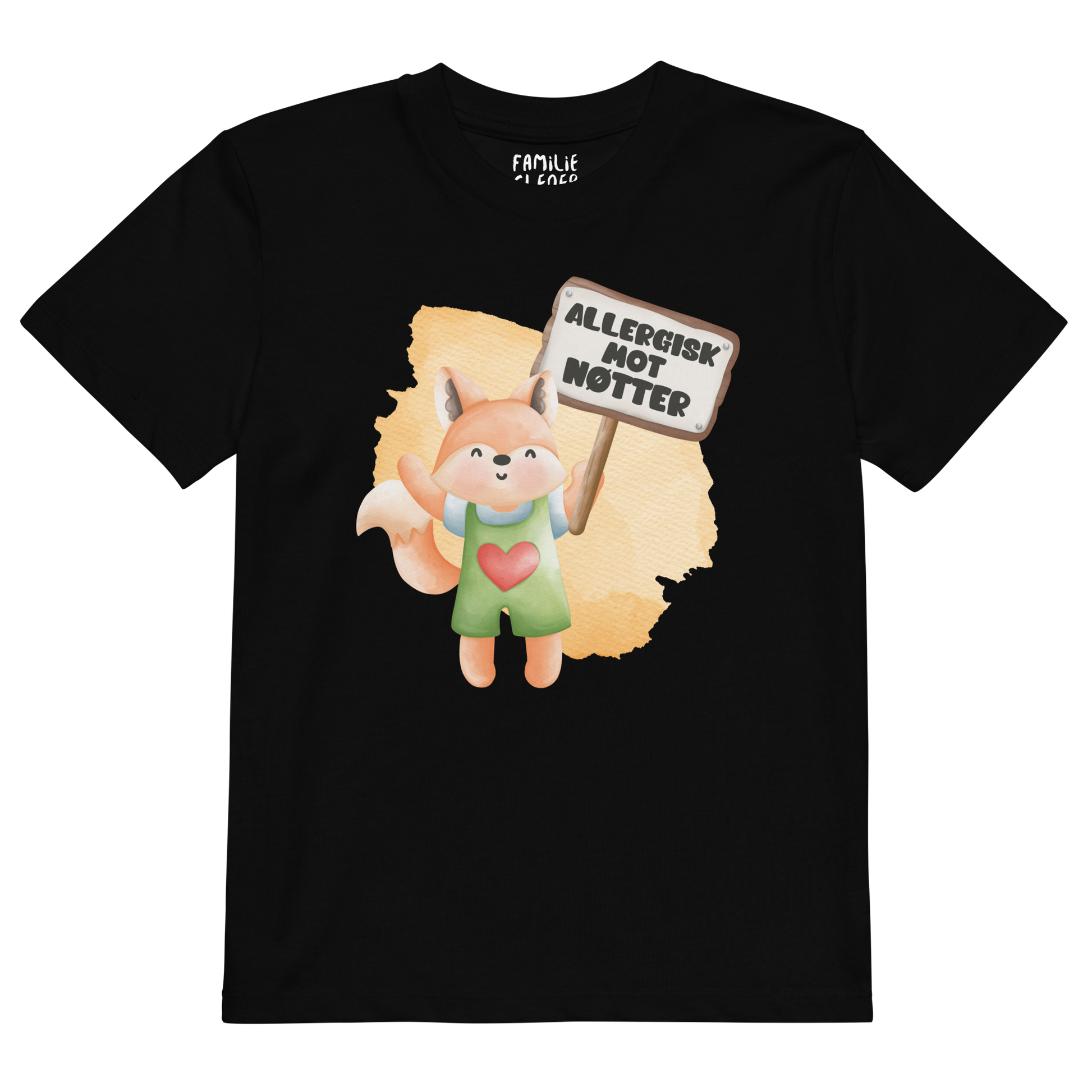 Svart t-skjorte som ligger flatt, med en glad rev som holder oppe et skilt med teksten "Allergisk mot nøtter". Foto.