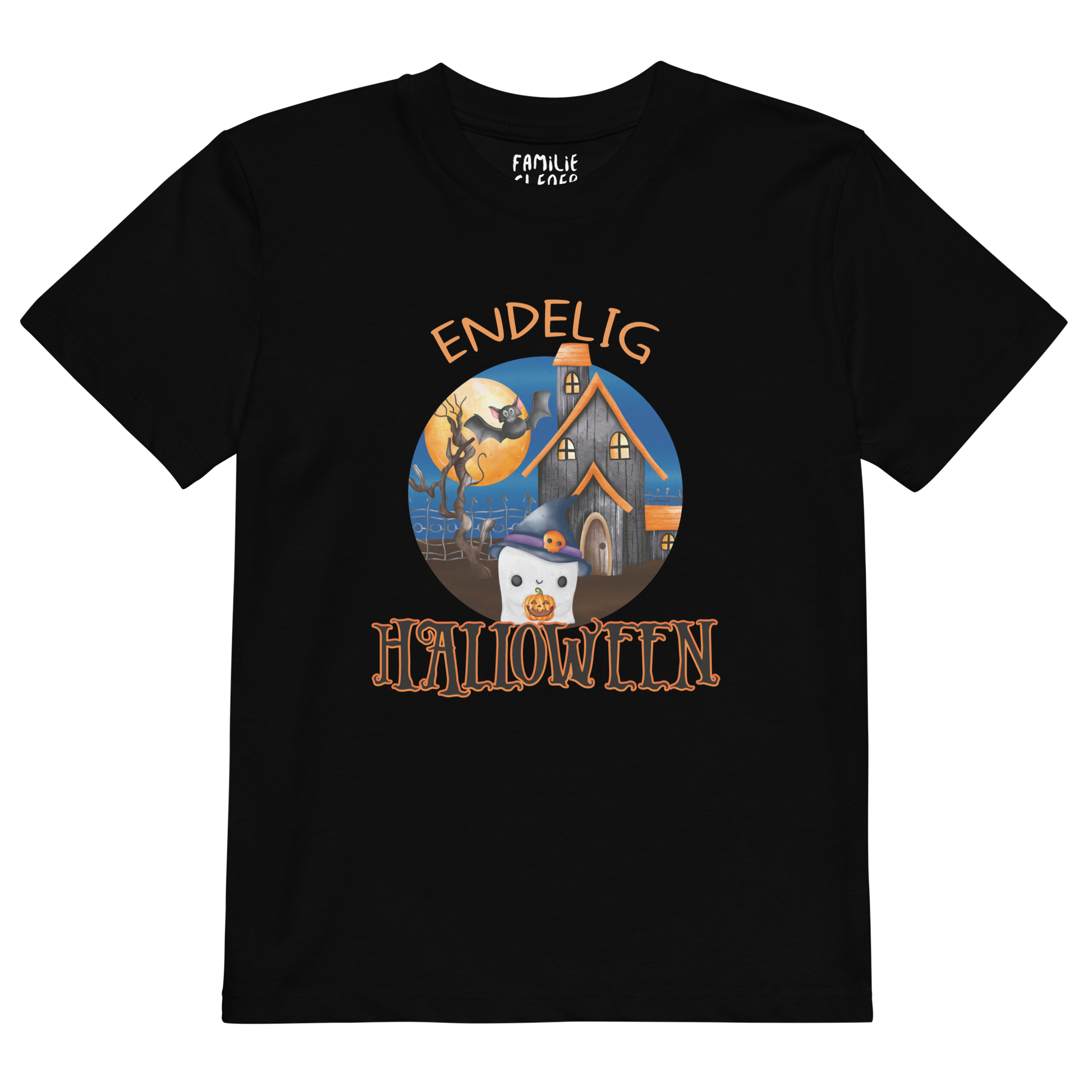 Svart t-skjorte som ligger flatt, med teksten "Endelig halloween" og figur av et søtt spøkelse med heksehatt foran et hus med en stor fullmåne i bakgrunnen. Foto.