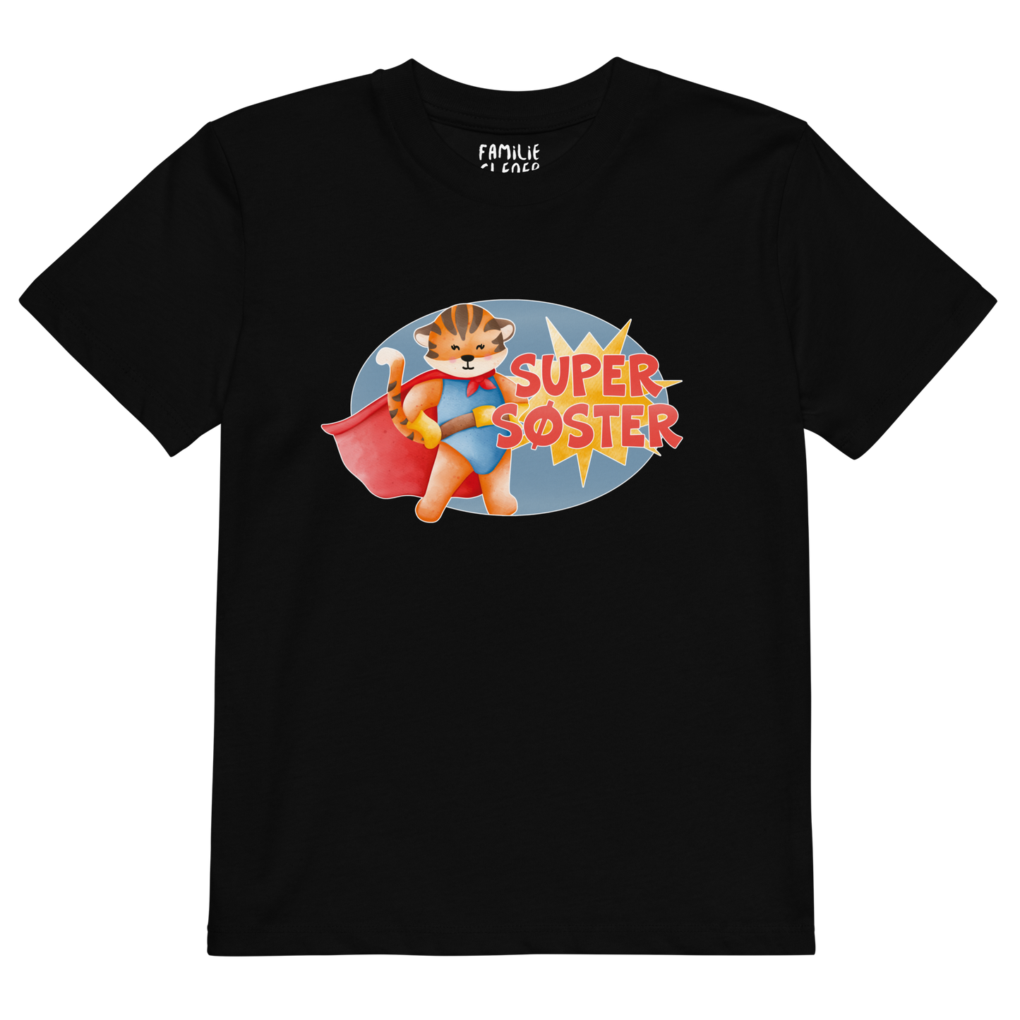 Svart t-skjorte som ligger flatt, med teksten "Supersøster" og figur av en stolt tiger i superhelt-klær. Foto.
