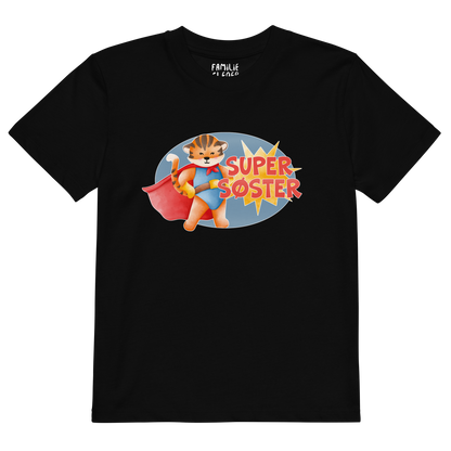 Svart t-skjorte som ligger flatt, med teksten "Supersøster" og figur av en stolt tiger i superhelt-klær. Foto.