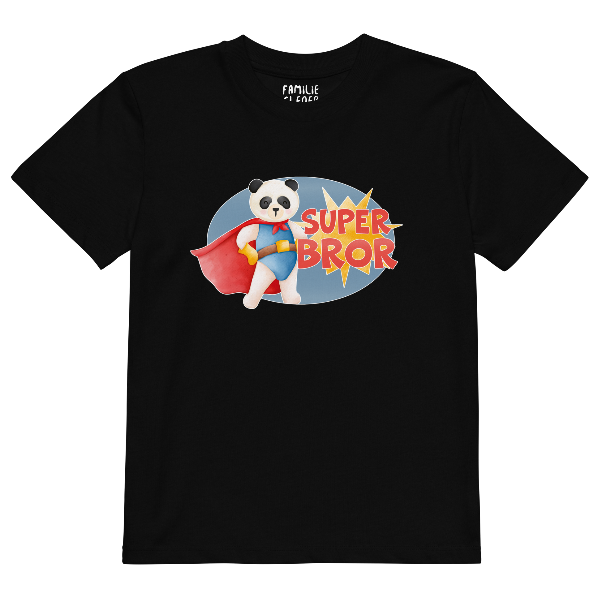 Svart t-skjorte som ligger flatt, med teksten "Superbror" og figur av en stolt panda i superhelt-klær. Foto.