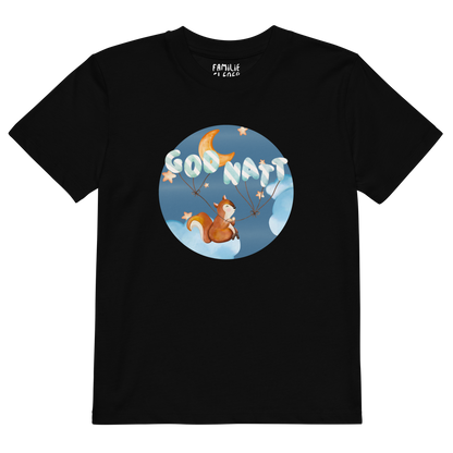 Svart t-skjorte som ligger flatt, med ett lykkelig ekorn som sitter på en sky og holder ballonger med teksten "God natt". Foto.