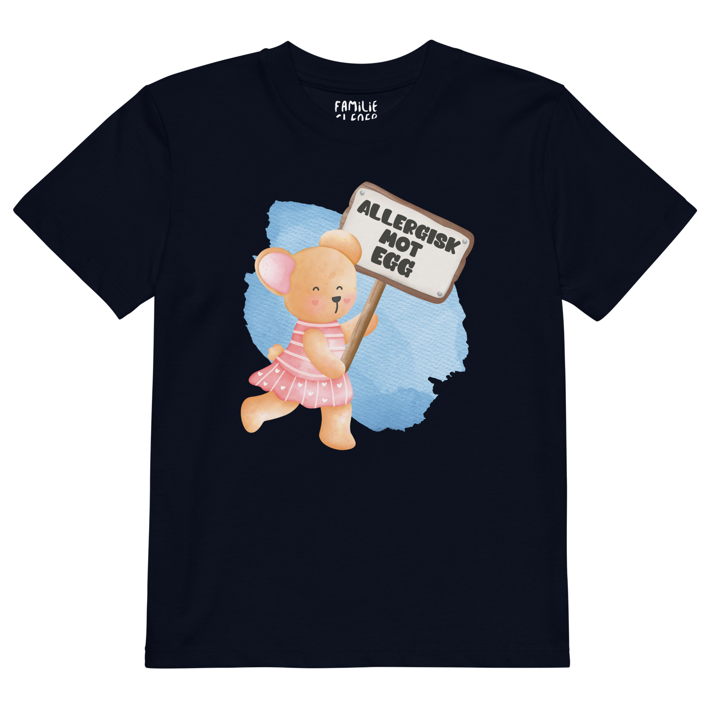 Mørkeblå t-skjorte som ligger flatt, med en glad bamse som holder oppe et skilt med teksten "Allergisk mot egg". Foto.