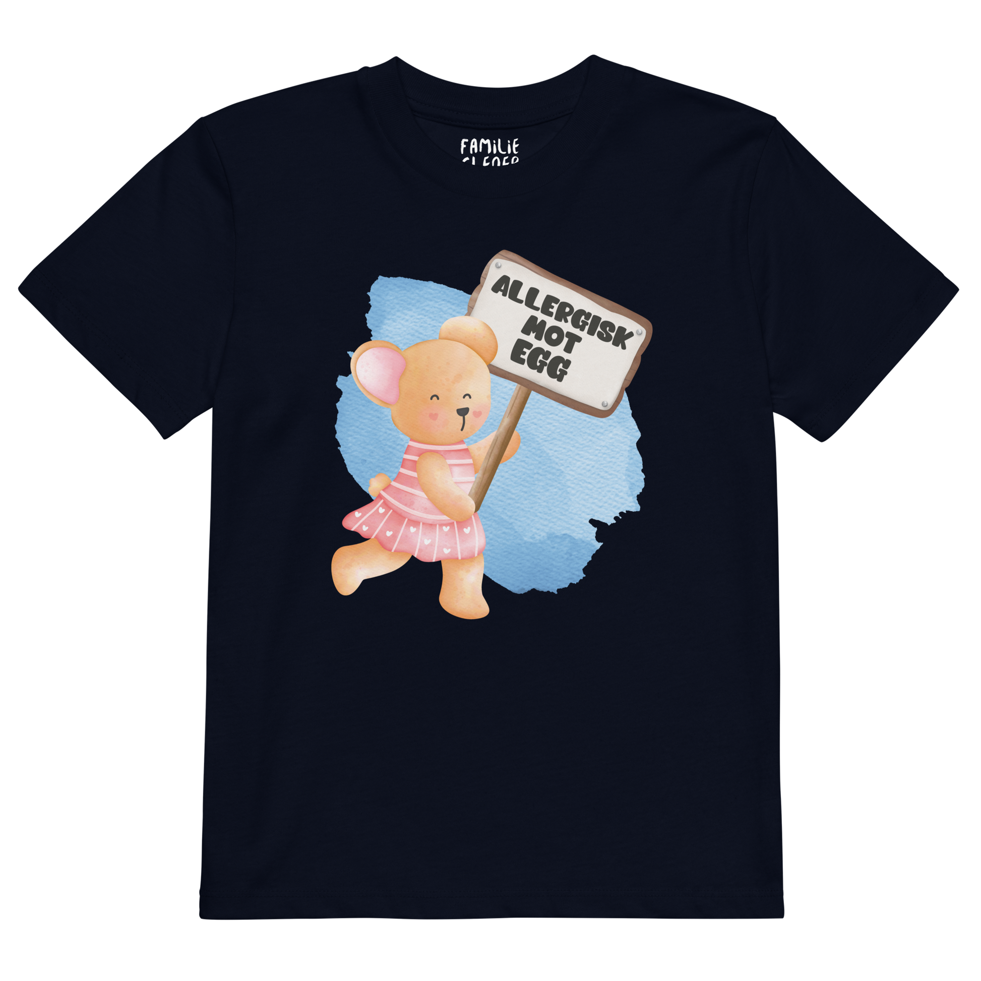 Mørkeblå t-skjorte som ligger flatt, med en glad bamse som holder oppe et skilt med teksten "Allergisk mot egg". Foto.