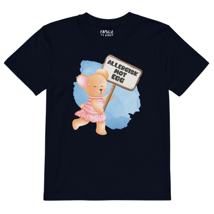 Mørkeblå t-skjorte som ligger flatt, med en glad bamse som holder oppe et skilt med teksten "Allergisk mot egg". Foto.