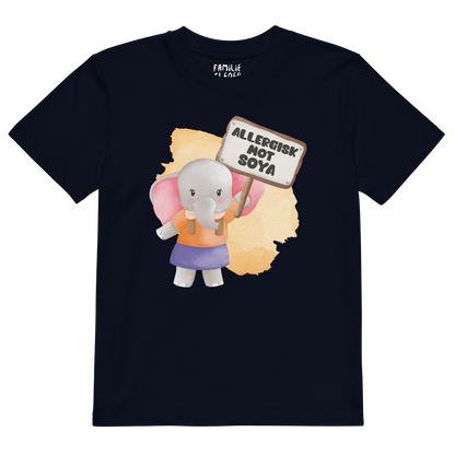 Mørkeblå t-skjorte som ligger flatt, med en glad elefant som holder oppe et skilt med teksten "Allergisk mot soya". Foto.