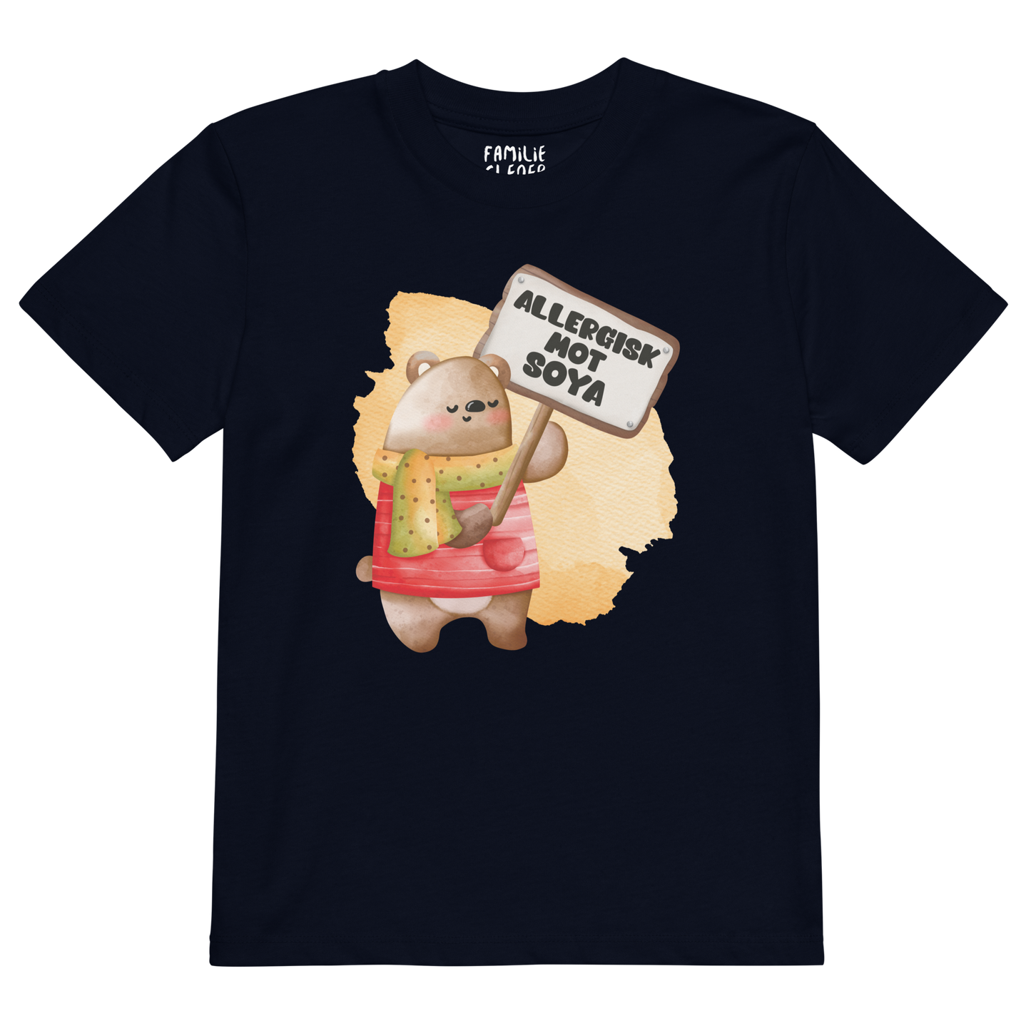 Mørkeblå t-skjorte som ligger flatt, med en glad bamse som holder oppe et skilt med teksten "Allergisk mot soya". Foto.