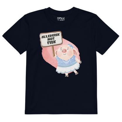 Mørkeblå t-skjorte som ligger flatt, med en glad gris som holder oppe et skilt med teksten "Allergisk mot fisk". Foto.