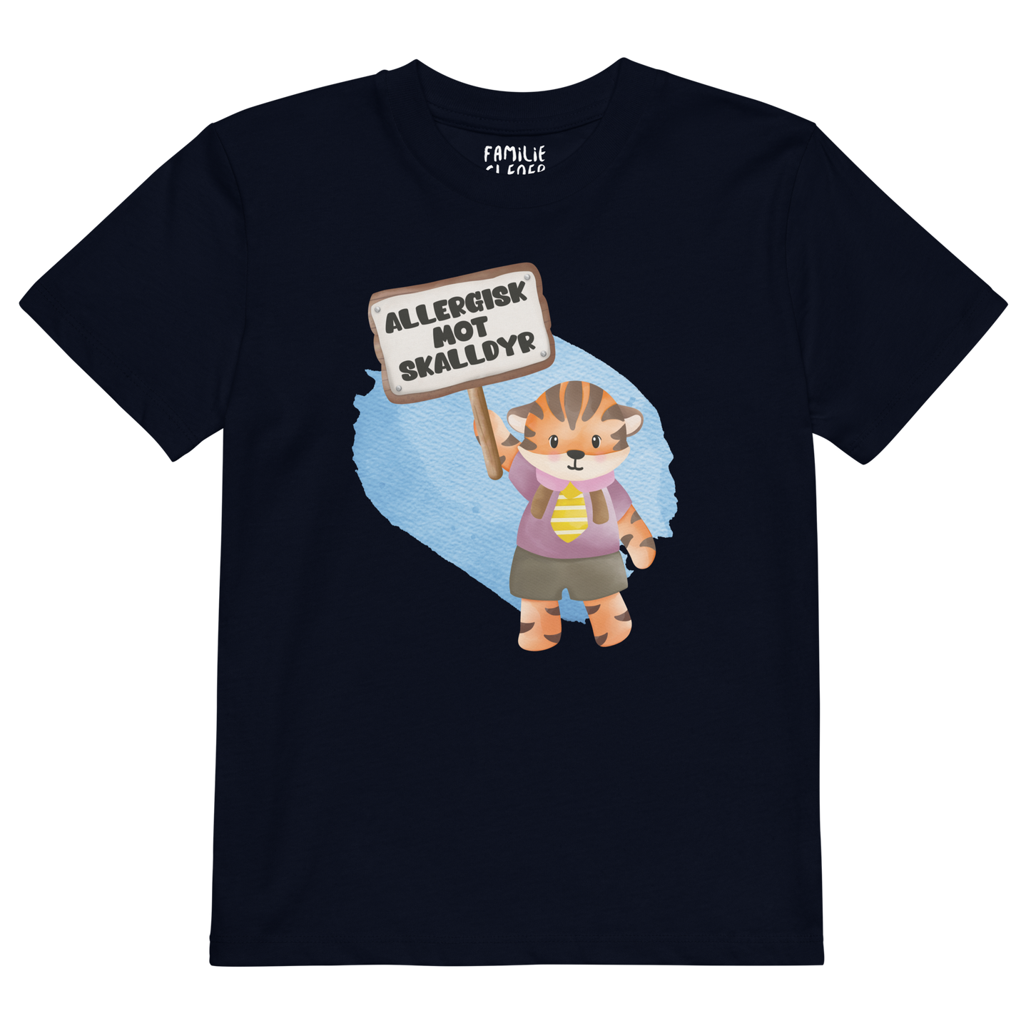 Mørkeblå t-skjorte som ligger flatt, med en glad tiger som holder oppe et skilt med teksten "Allergisk mot skalldyr". Foto.