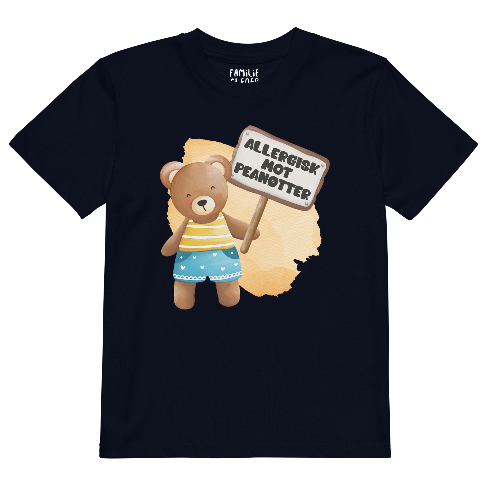 Mørkeblå t-skjorte som ligger flatt, med en glad bamse som holder oppe et skilt med teksten "Allergisk mot peanøtter". Foto.
