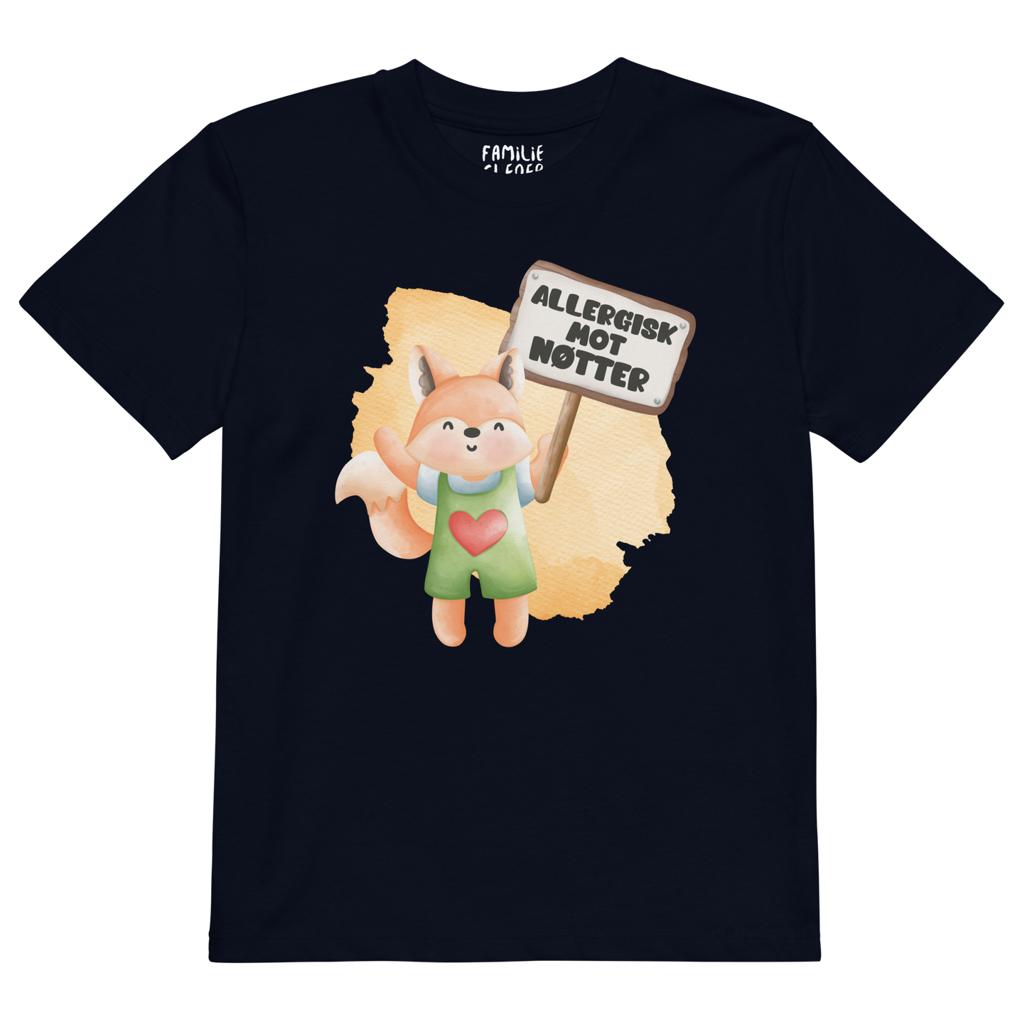 Mørkeblå t-skjorte som ligger flatt, med en glad rev som holder oppe et skilt med teksten "Allergisk mot nøtter". Foto.