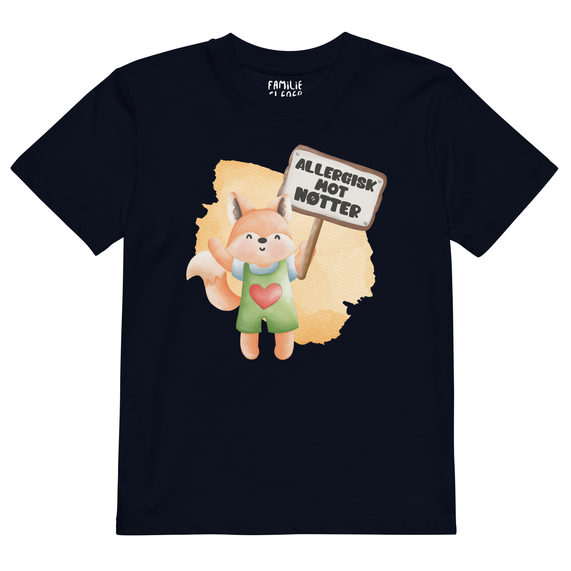 Mørkeblå t-skjorte som ligger flatt, med en glad rev som holder oppe et skilt med teksten "Allergisk mot nøtter". Foto.
