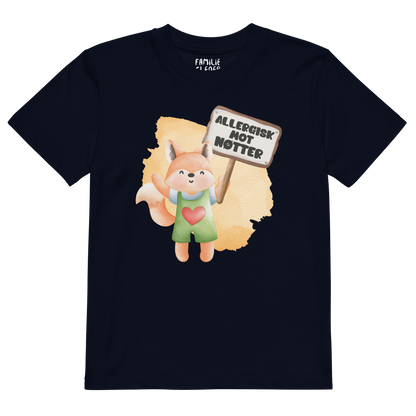 Mørkeblå t-skjorte som ligger flatt, med en glad rev som holder oppe et skilt med teksten "Allergisk mot nøtter". Foto.