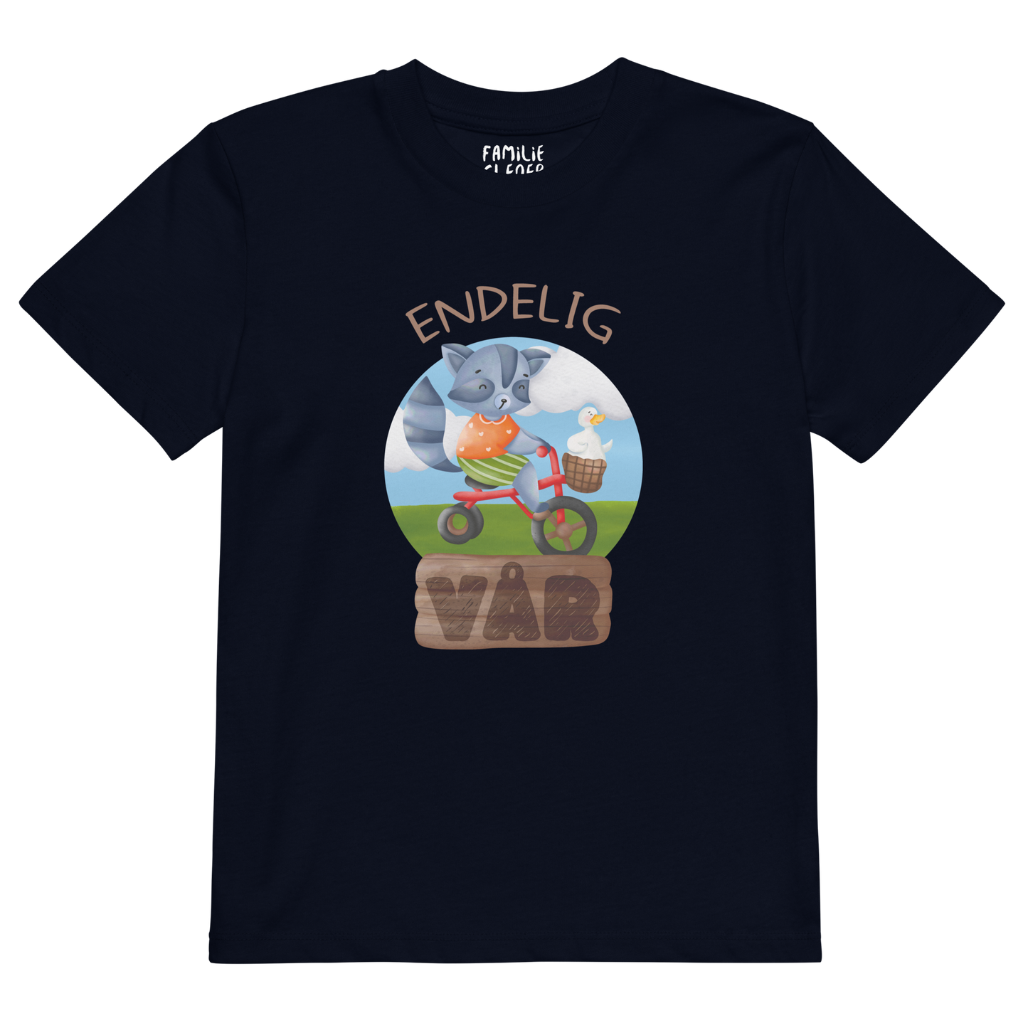 Mørkeblå t-skjorte som ligger flatt, med teksten "Endelig vår" og figur av en glad vaskebjørn på sykkel med en fornøyd gås i kurven på styret. Foto.