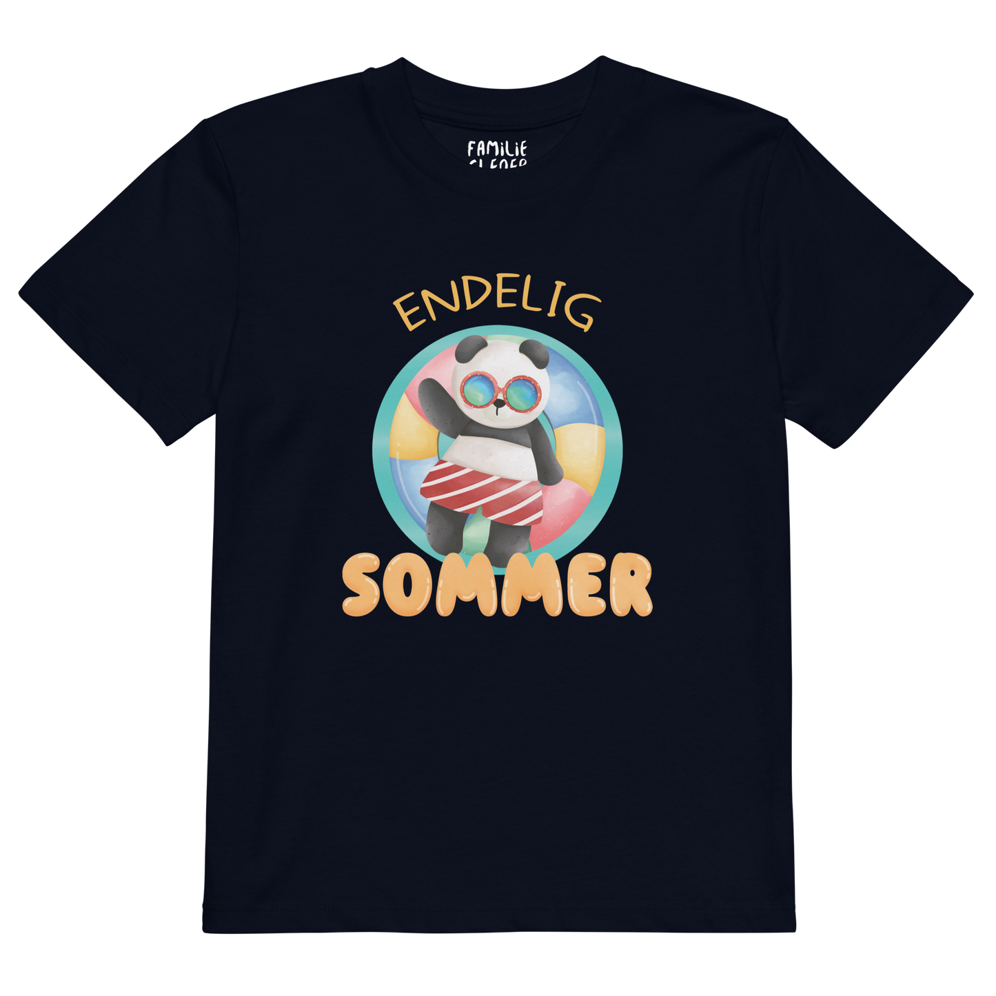 Mørkeblå t-skjorte som ligger flatt, med teksten "Endelig sommer" og figur av en avslappet panda med solbriller som flyter i vannet på en badering. Foto.