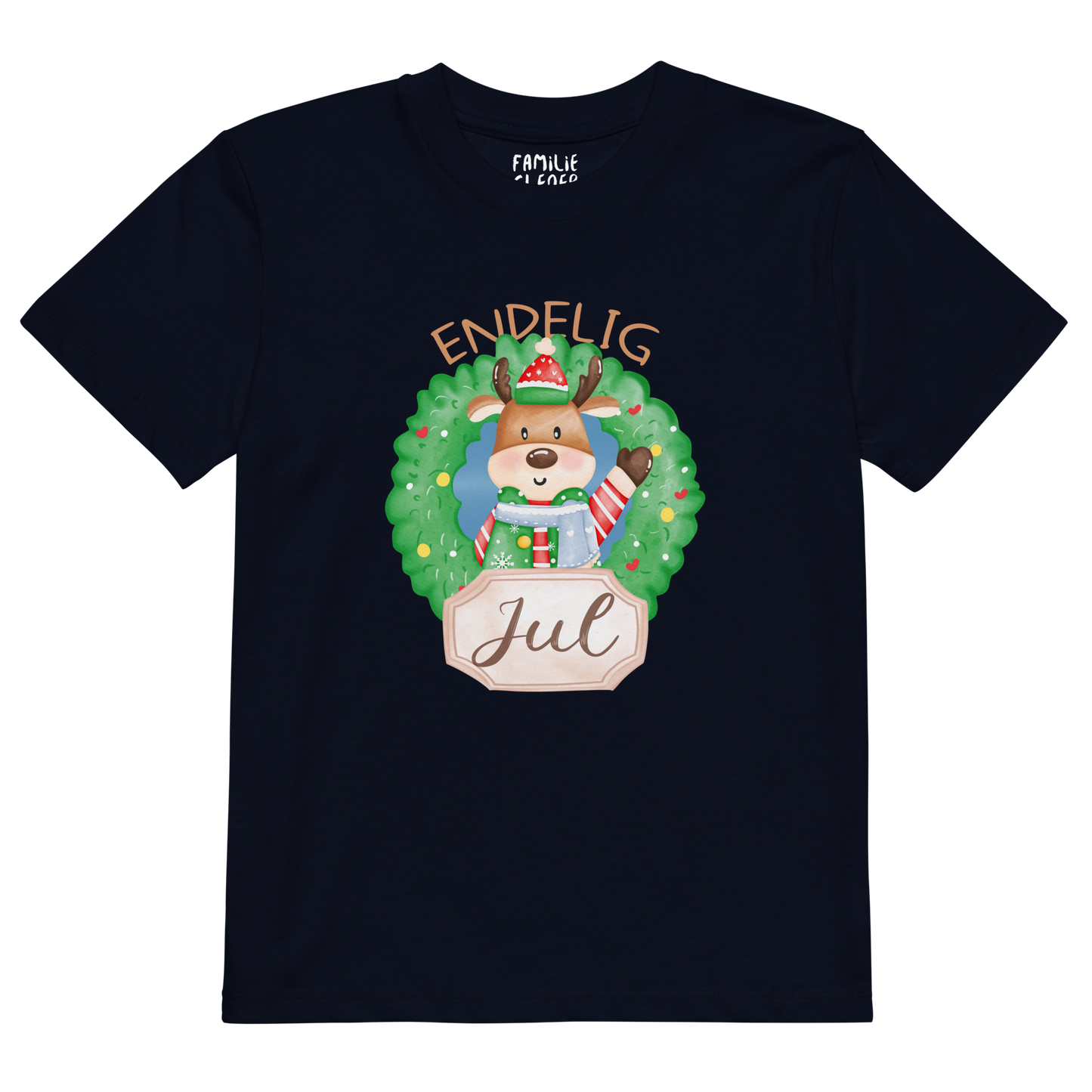 Mørkeblå t-skjorte som ligger flatt, med teksten "Endelig jul" og figur av en søt elg i julete klær med en julekrans rundt seg. Foto.