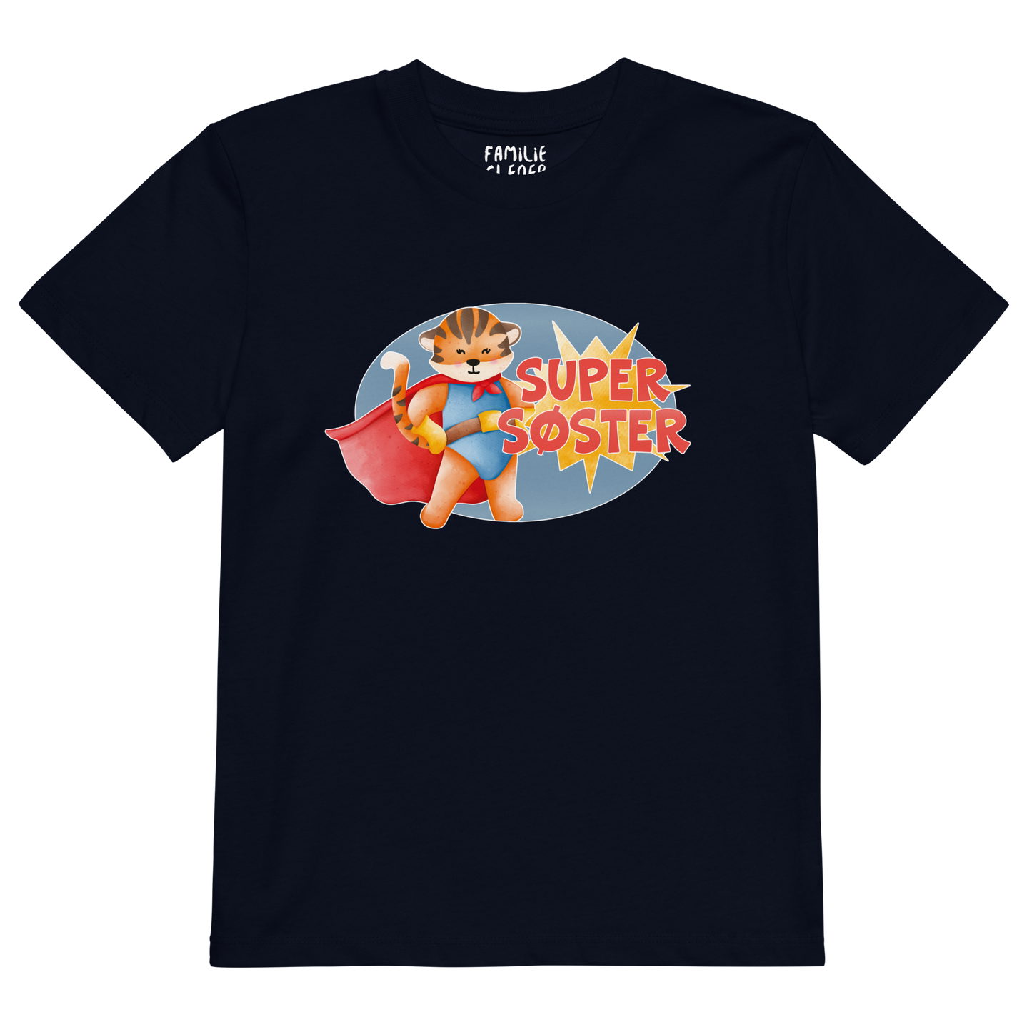 Mørkeblå t-skjorte som ligger flatt, med teksten "Supersøster" og figur av en stolt tiger i superhelt-klær. Foto.