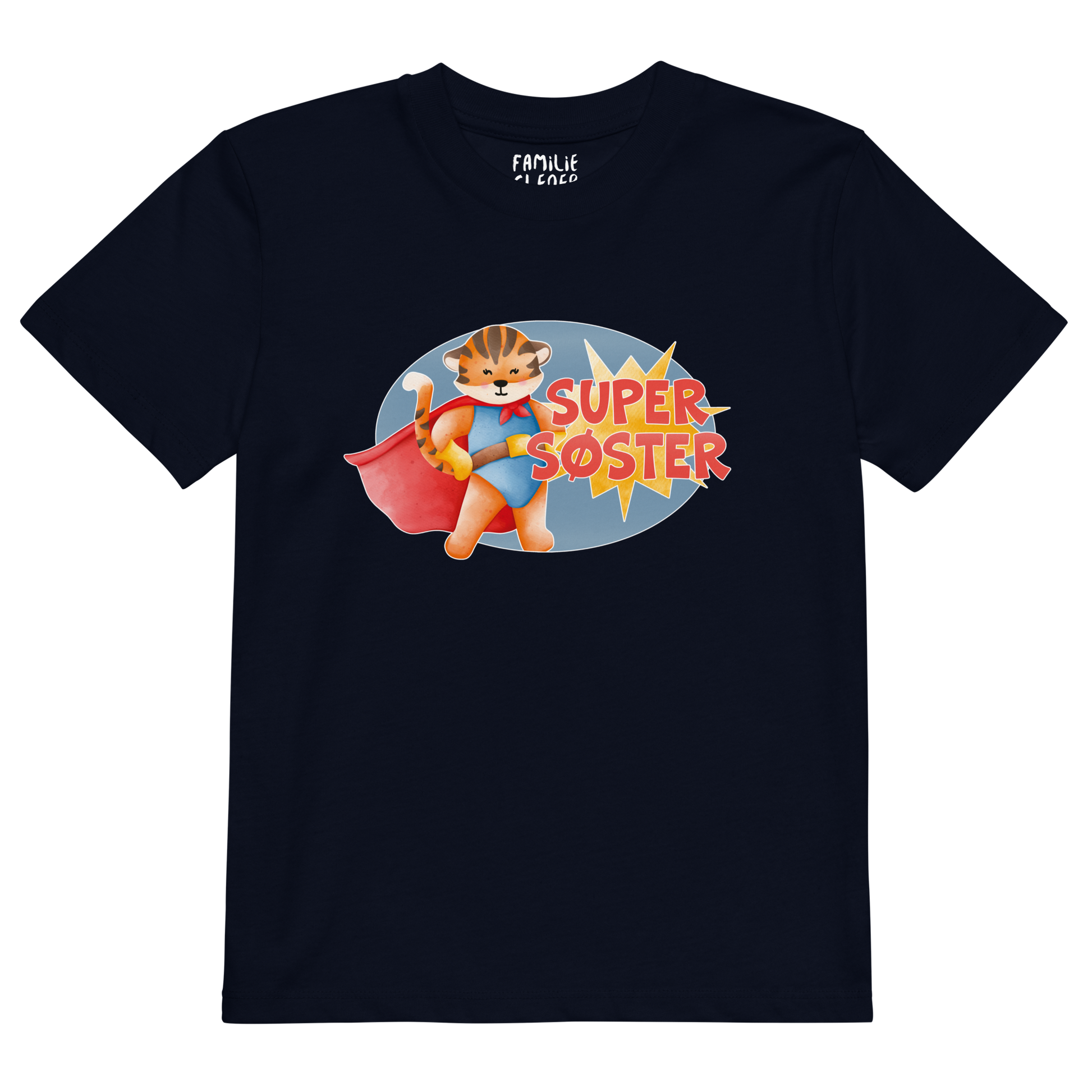 Mørkeblå t-skjorte som ligger flatt, med teksten "Supersøster" og figur av en stolt tiger i superhelt-klær. Foto.