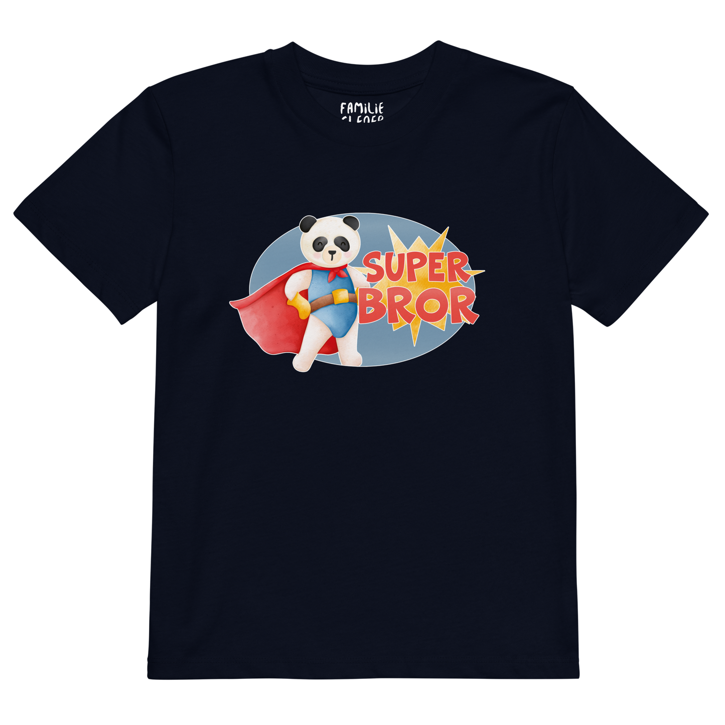 Mørkeblå t-skjorte som ligger flatt, med teksten "Superbror" og figur av en stolt panda i superhelt-klær. Foto.