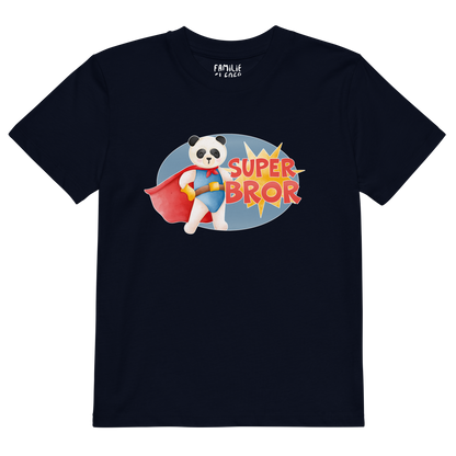 Mørkeblå t-skjorte som ligger flatt, med teksten "Superbror" og figur av en stolt panda i superhelt-klær. Foto.