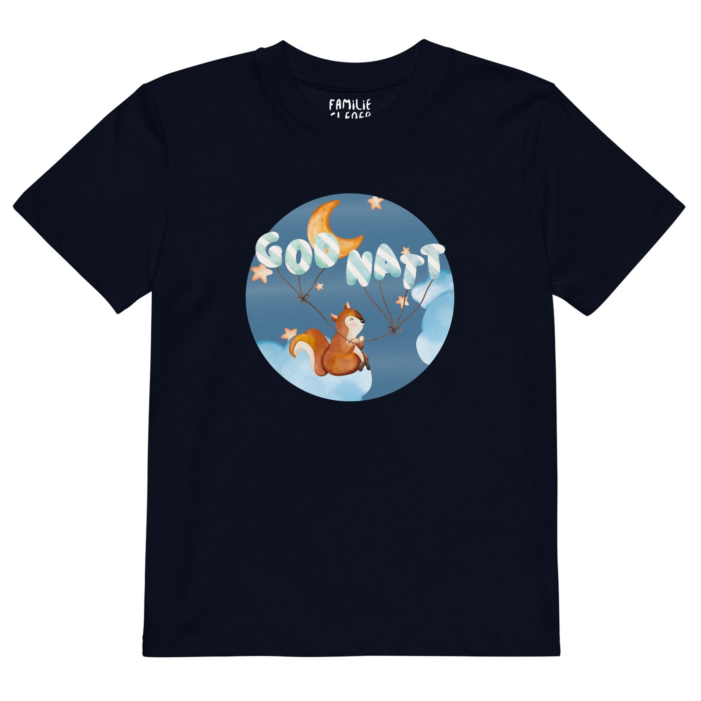 Mørkeblå t-skjorte som ligger flatt, med ett lykkelig ekorn som sitter på en sky og holder ballonger med teksten "God natt". Foto.