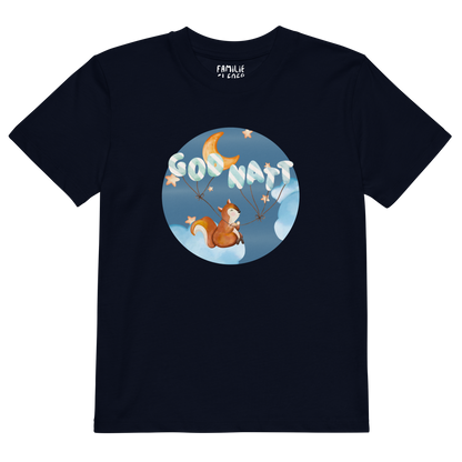 Mørkeblå t-skjorte som ligger flatt, med ett lykkelig ekorn som sitter på en sky og holder ballonger med teksten "God natt". Foto.