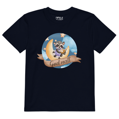 Mørkeblå t-skjorte som ligger flatt, med teksten "God natt" og figur av en lykkelig vaskebjørn som sitter på månen og leser en bok. Foto.