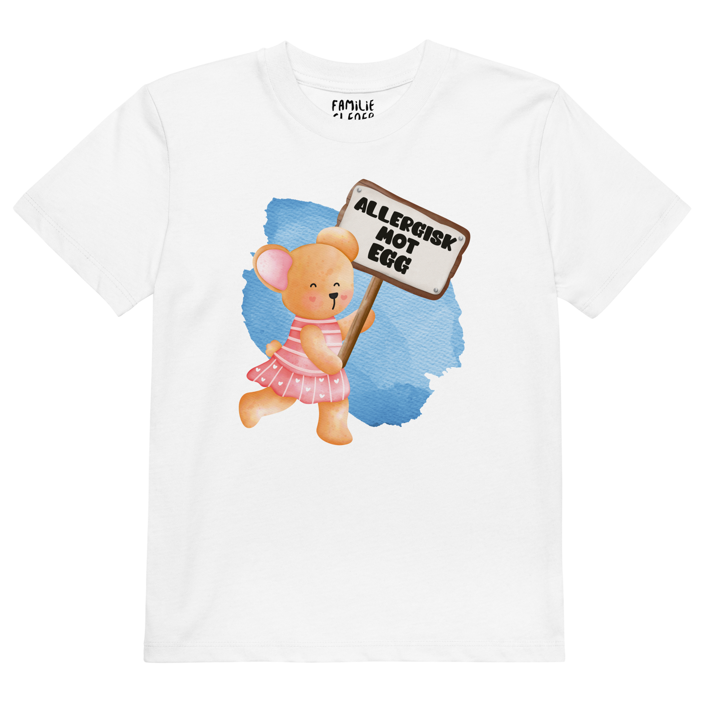 Hvit t-skjorte som ligger flatt, med en glad bamse som holder oppe et skilt med teksten "Allergisk mot egg". Foto.